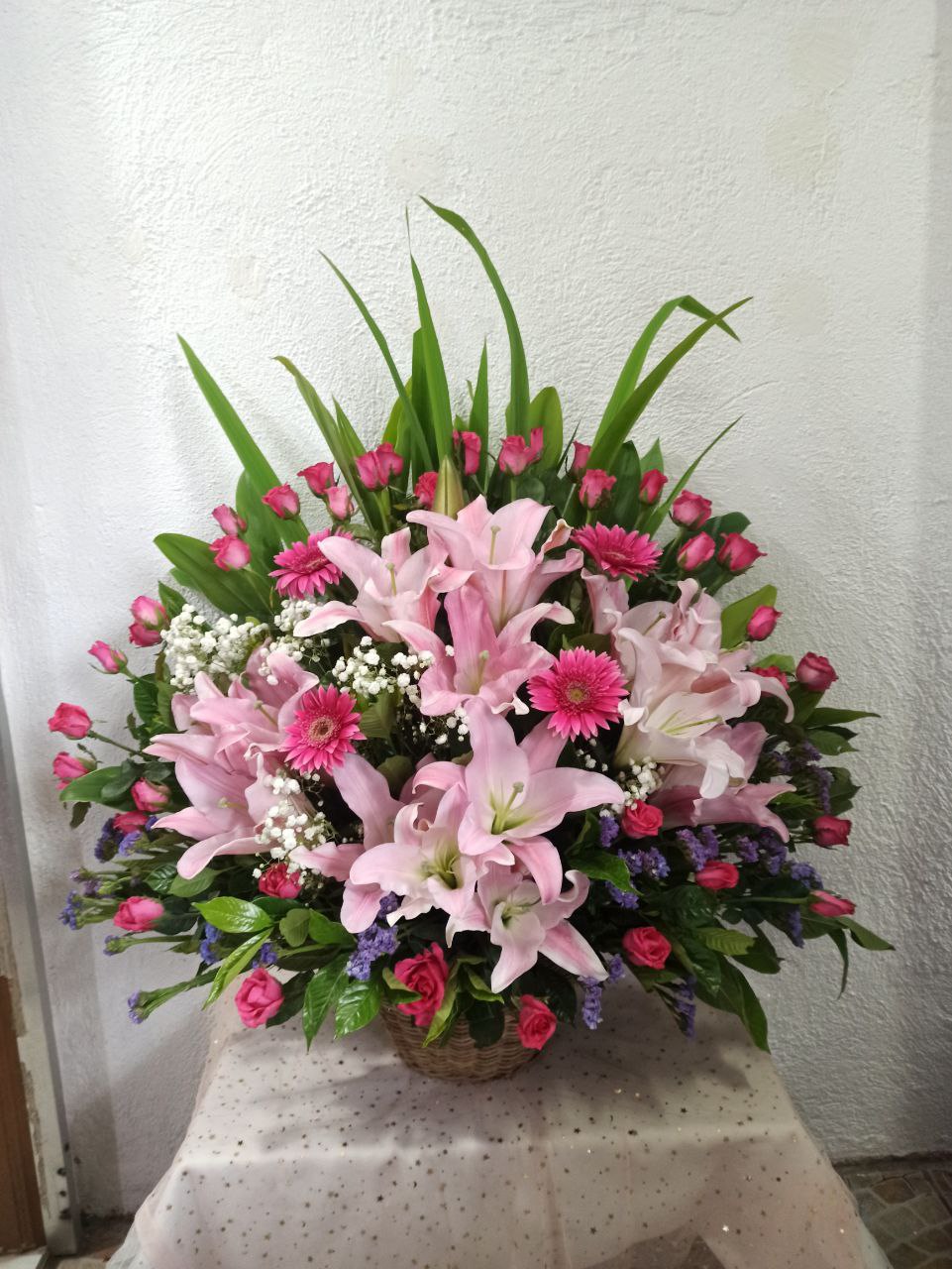 PINK CENTER PIECE FLOWER ARRANGEMENT