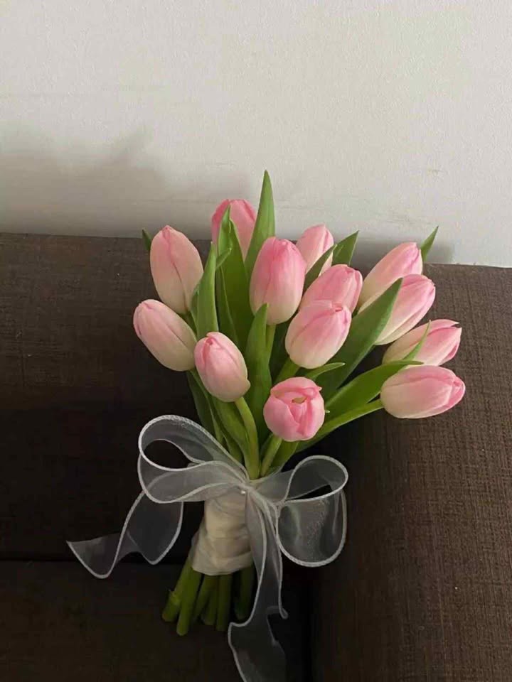 Bridal Tulips on Spot (12 Stems)